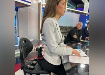 Spikerja e televizionit izraelit shkon në emision me armë në brez