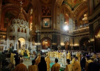 Besimtarët ortodoksë festojnë Krishtlindjen