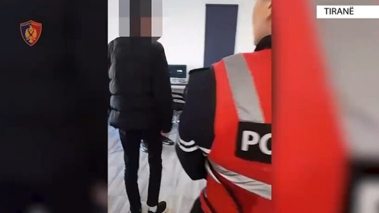 Tregtonin aparatura që transmetojnë kanale pirate, goditet grupi…