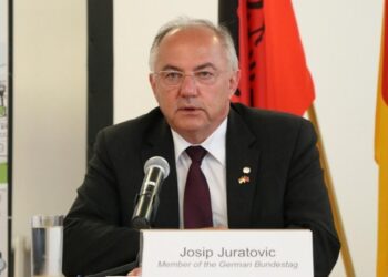 Deputeti gjermano-kroat: Të ‘ngrijnë’ negociatat e Serbisë në BE