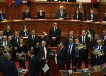 Bllokuan fjalën e Begajt në Kuvend, PS kërkon dënimin për deputetët Noka e Bardhi