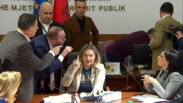 Përplasja e Bardhit dhe Nokës me Açkën, Aleanca e Grave: Dënojmë me…