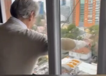 Simpatizantët poshtë shtëpisë, Berisha publikon videon