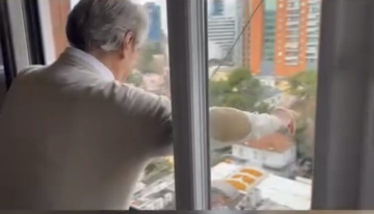 Simpatizantët poshtë shtëpisë, Berisha publikon videon