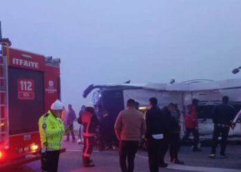 Kamioni përplas autobusin me pasagjerë, 4 viktima dhe 29 të plagosur