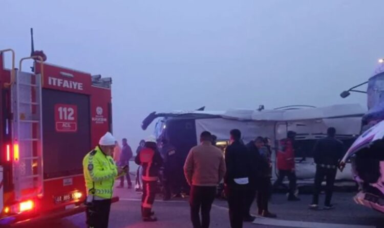 Kamioni përplas autobusin me pasagjerë, 4 viktima dhe 29 të plagosur