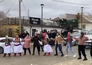 Festat e fundvitit, të rinjt në Shishtavec ndezin atmosferën