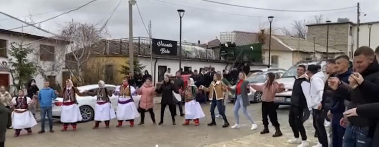 Festat e fundvitit, të rinjt në Shishtavec ndezin atmosferën