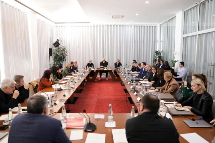 FOTO/ Mbledhja informale, Rama publikon pamjet. Margariti në ikje, Gonxhe në krah të…