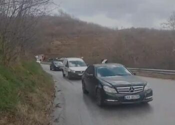 Radhë të gjata trafiku në aksin Korçë-Pogradec, shkak një…