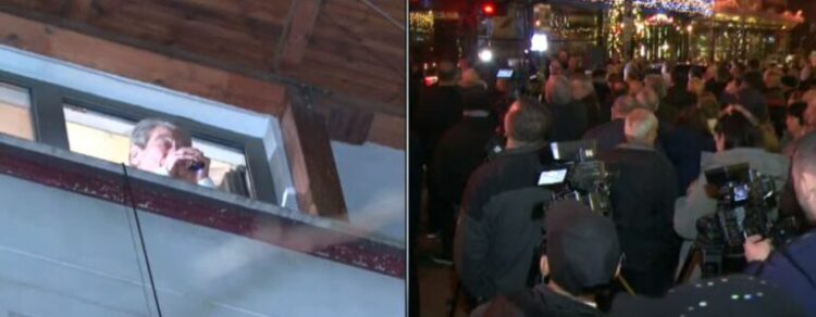 Berishën mban fjalim me mikrofon nga dritarja e banesës së tij