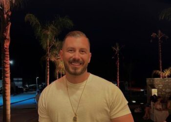 Romeo e përqafon/ Rike: Po ik o m’ler rehat