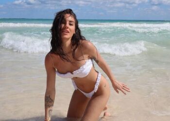 “Topless” në Tulum, Xhulia De Lelis e nis vitin me foto të nxehta