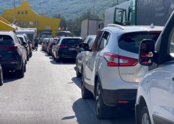 Radhë të gjata në Kapshticë, pala greke punon me vetëm 2 sportele