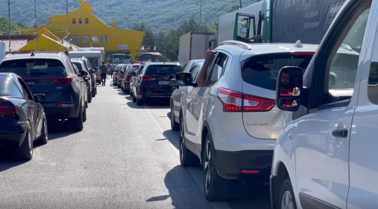 Radhë të gjata në Kapshticë, pala greke punon me vetëm 2 sportele