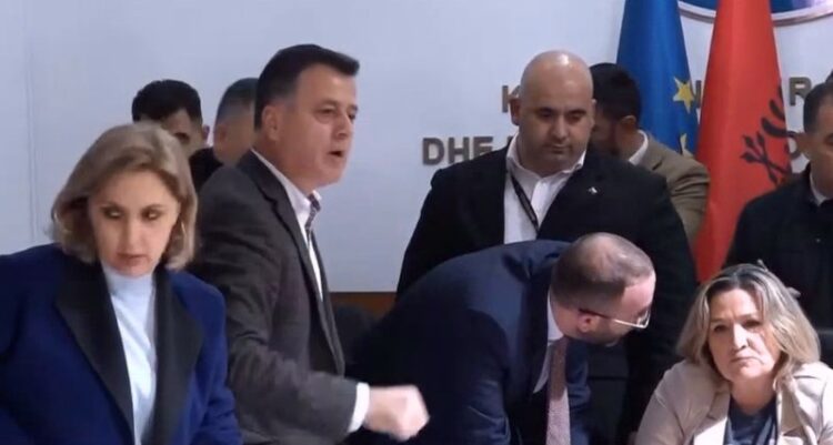 Përplasja me Açkën, Noka: Brava po përdor gratë njëlloj si Rama