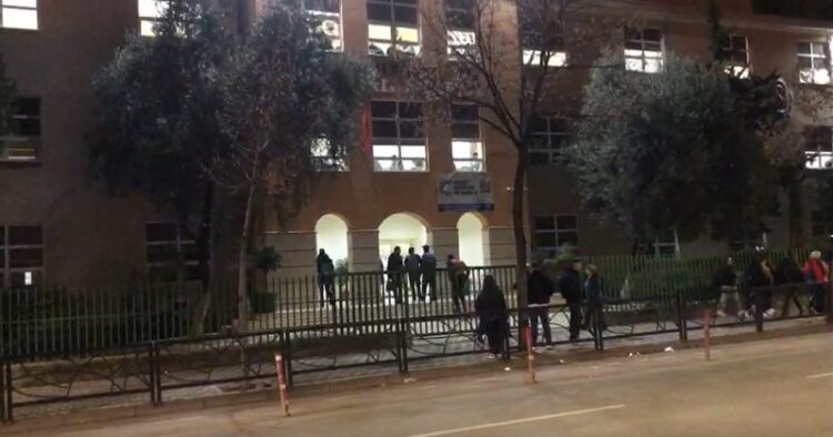VIDEO/ Sherr mes të rinjve në gjimnazin “Qemal Stafa”, dyshohet për të plagosur