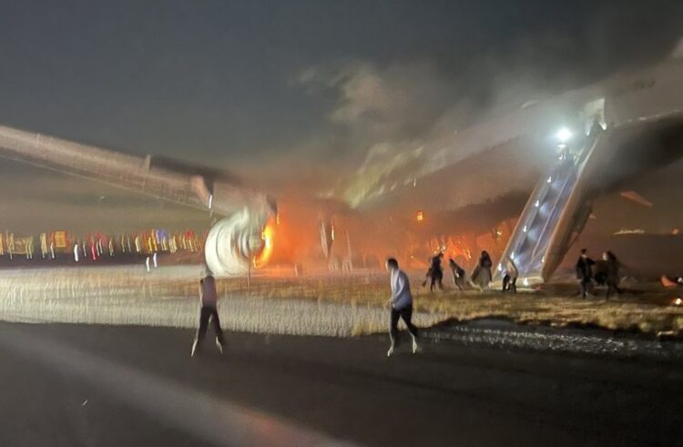 Avioni në flakë, ja momenti i shpëtimit të 379 personave (Video)