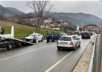 Përplasen 3 automjete, 6 të plagosur/ Ja ç’thotë policia