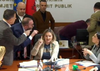 Përplasja me Bardhin e Nokën, Açka: Nëse keni pengje me Bashën, përballuni me të…