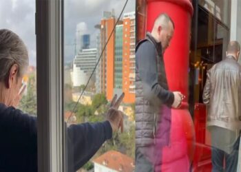 Oficerët e policisë i shkojnë Berishës për kontroll në banesë