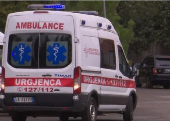 Vetëplagoset me armë zjarri një 73-vjeçar, transportohet në spital