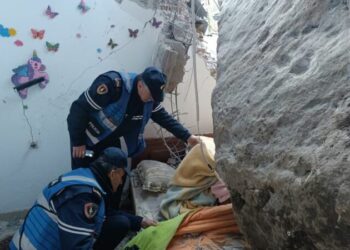 E zuri poshtë shkëmbi, shpëtohet 25-vjeçari në Përmet