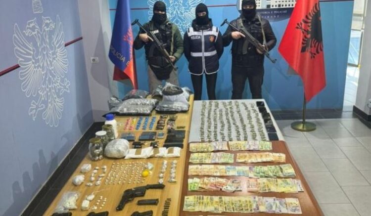 Megaoperacioni “Tempulli 2” në Durrës, sekuestrohen drogë, armë dhe…