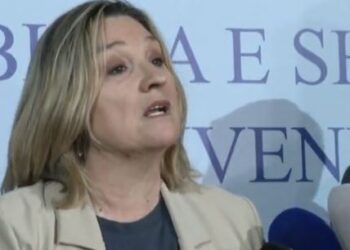 Komisionet Hetimore/ Flutura Açka: E majta po afron fundin e saj