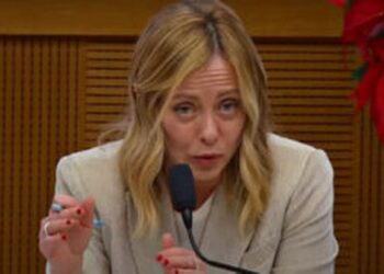 ”Duhet ta bëj”/ Meloni lë në gjysëm fjalimin, ikën me vrap në tualet