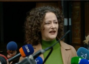 Përkrahësit e Berishës mblidhen afër banesës, Argita: Nuk ka pranga…