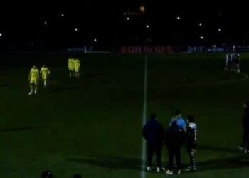 VIDEO/ Fiken dritat në stadium, pezullohet ndeshja e Kupës së Mbretit