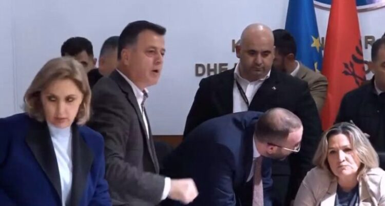 Basha sulmon Bardhin dhe Nokën: Turp për këta burrecë të vegjël!