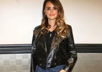 Penelope Cruz kombinon xhinse të ndezura me platforma të larta