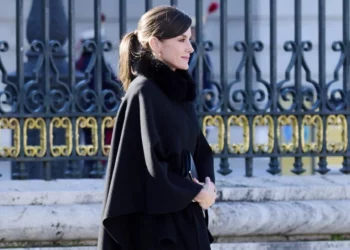 Si të vishni një fund të gjatë me taka kotele si Mbretëresha Letizia