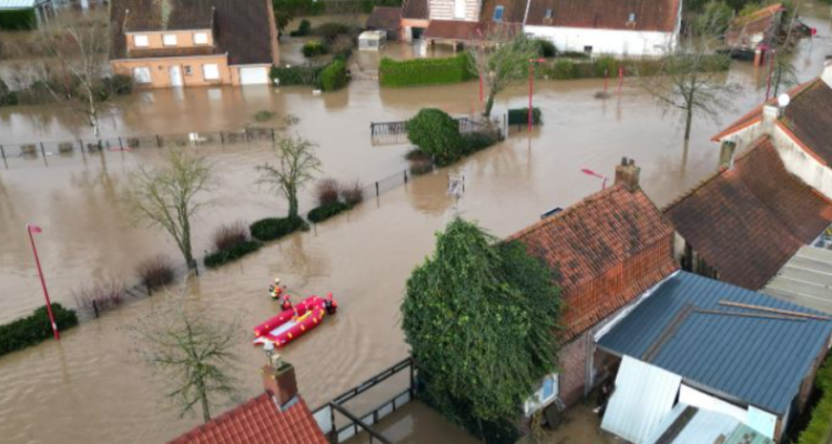 Moti i keq në Britani, lumenjtë dalin nga shtrati