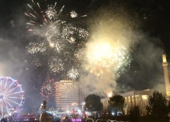 Gëzuar Vitin e Ri 2024, e gjithë Shqipëria e pret me fishekzjarre