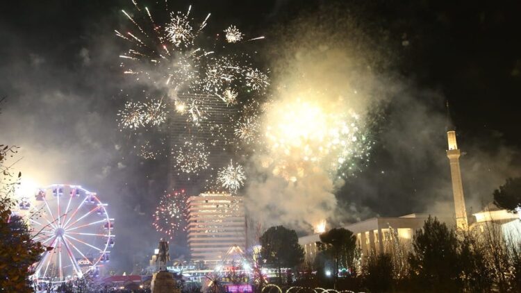 Gëzuar Vitin e Ri 2024, e gjithë Shqipëria e pret me fishekzjarre