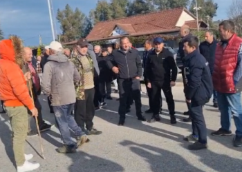 Bllokuan autostradën Levan-Vlorë, 4 protestues në komisariat