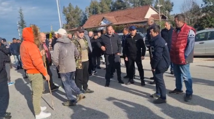 Bllokuan autostradën Levan-Vlorë, 4 protestues në komisariat
