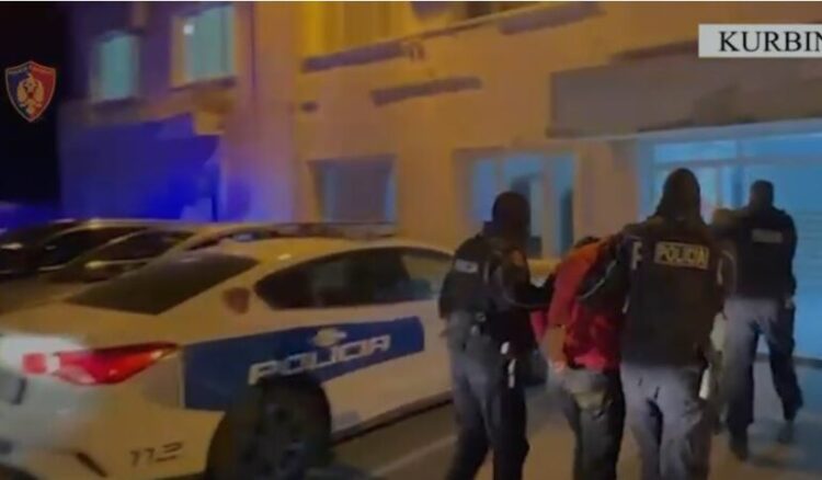 Armë dhe bizhuteri të vjedhura, arrestohet 25-vjeçari në Kurbin