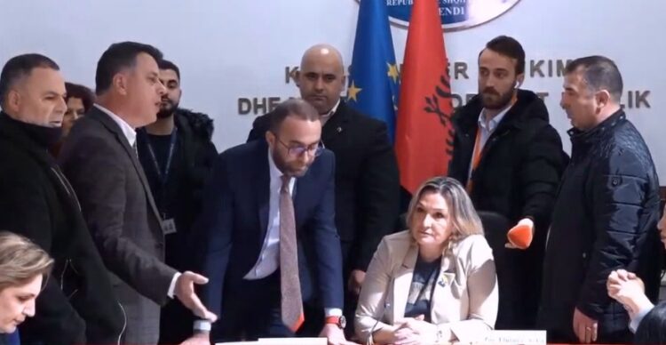 Tensione në komisionin e Medias, Noka e Bardhi përplasen me Açkën