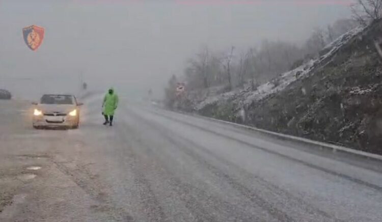 Moti i keq në vend, policia bën apel: Qytetarët të mos qëndrojnë në…