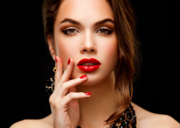 Ky është truku i make-up që do t’i bëjë buzët tuaja të duken të fryra