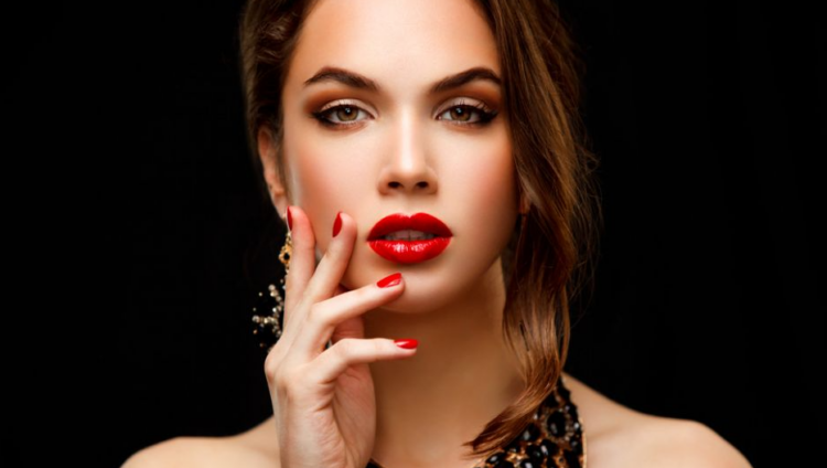 Ky është truku i make-up që do t’i bëjë buzët tuaja të duken të fryra