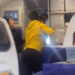VIDEO/ Pasagjeri godet me grusht pilotin, ja çfarë ndodhi në aeroport