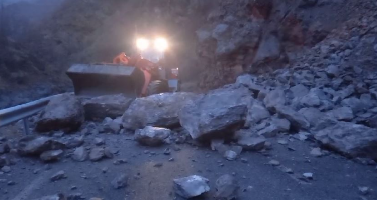 Rënie masive gurësh në aksin Kukës-Shishtavec, ja si është situata