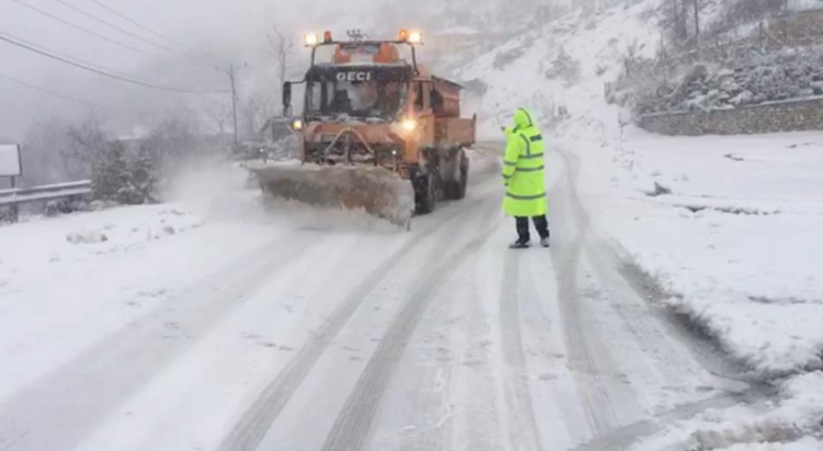 Bllokohen disa akse rrugore në Shkodër, shkak dëbora