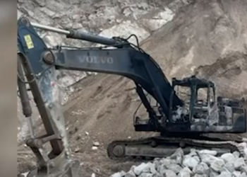 I vendosën flakën eskavatorit, arrestohen dy persona