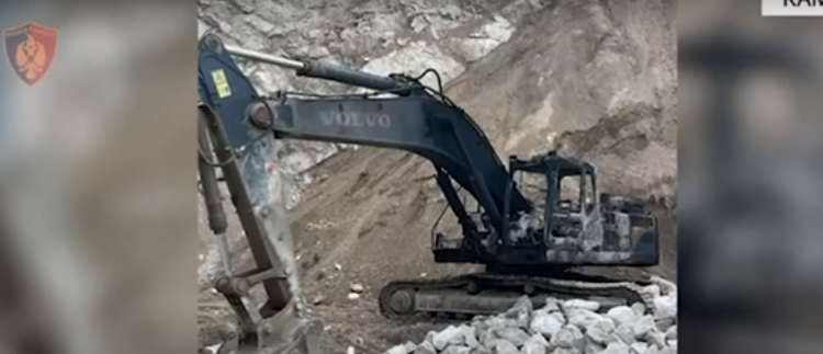 I vendosën flakën eskavatorit, arrestohen dy persona